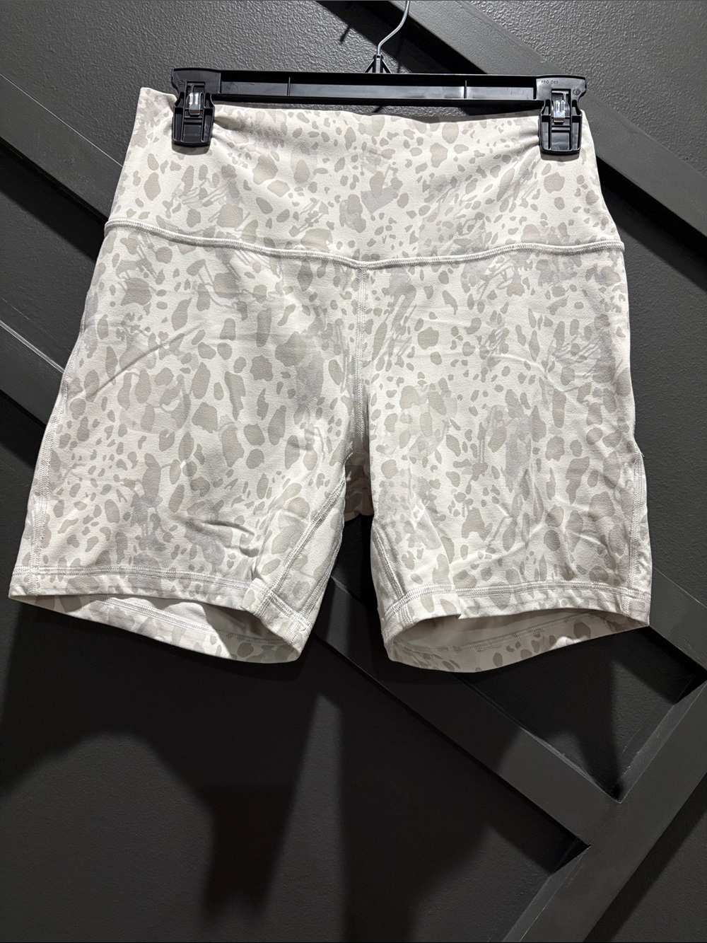 Lululemon High Rise 6” Biker Shorts White Gray Abstract Print Size 10 - Picture 4 of 7